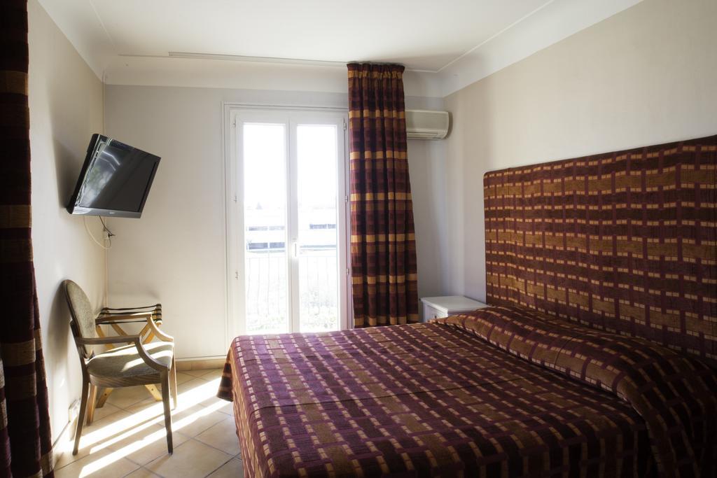 Albergo Hotel Saint-Laurent-du-Var Exteriör bild