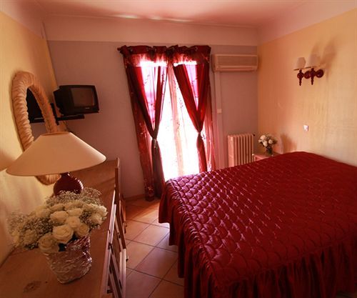Albergo Hotel Saint-Laurent-du-Var Exteriör bild