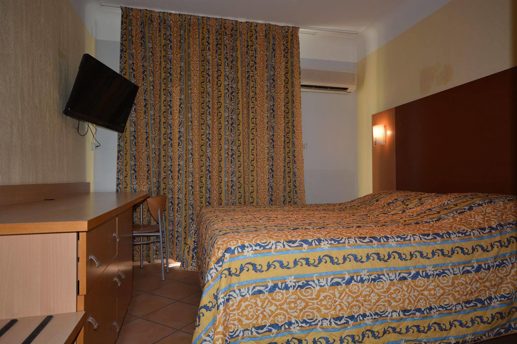 Albergo Hotel Saint-Laurent-du-Var Exteriör bild