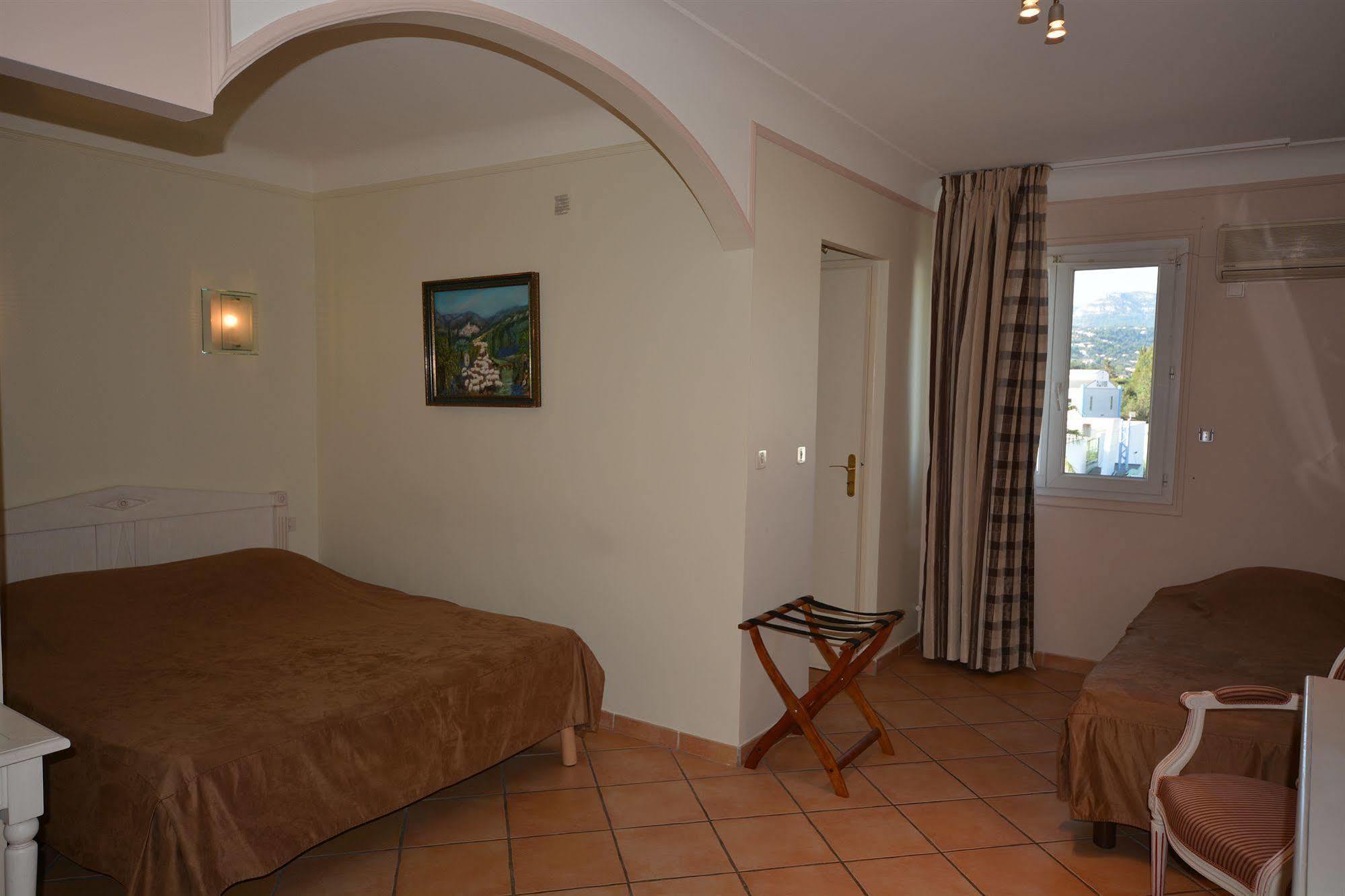 Albergo Hotel Saint-Laurent-du-Var Exteriör bild